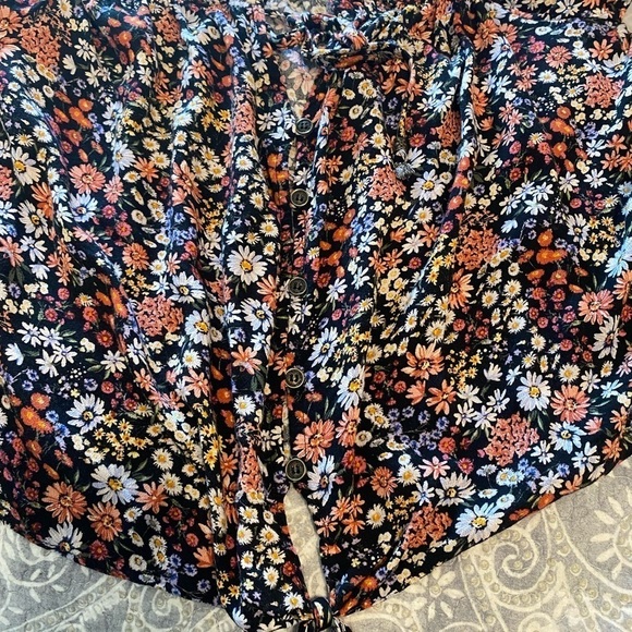 Open shoulder, button up, tie at top and bottom floral peace style shirt. Boho - Picture 2 of 3